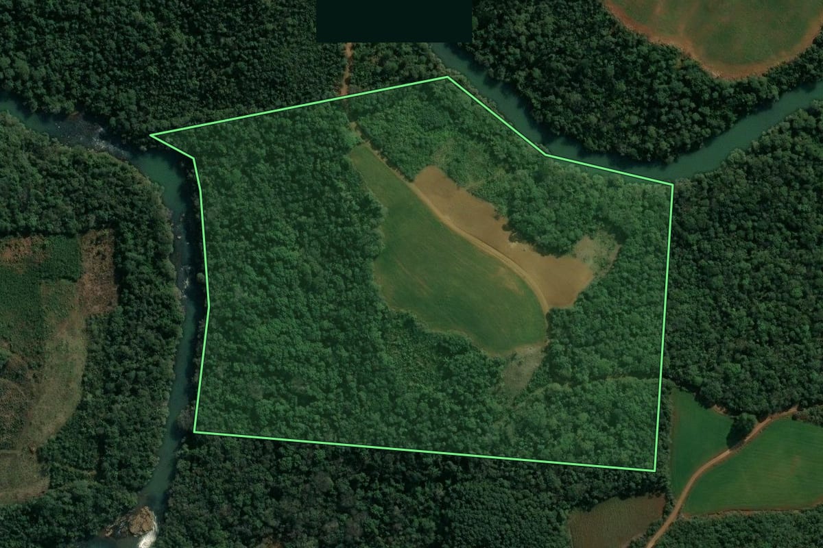 Imagem de satélite do imóvel rural em Cruz Machado (PR), com o contorno declarado no CAR desenhado por cima.