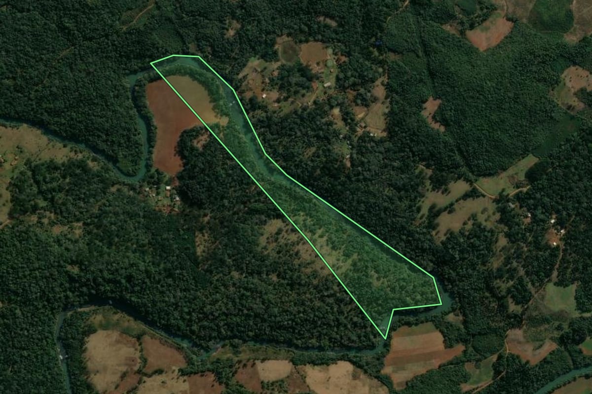 Imagem de satélite do imóvel rural em Cruz Machado (PR), com o contorno declarado no CAR desenhado por cima.
