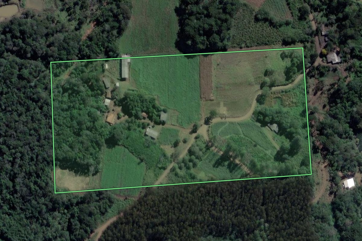 Imagem de satélite do imóvel rural em Cruz Machado (PR), com o contorno declarado no CAR desenhado por cima.