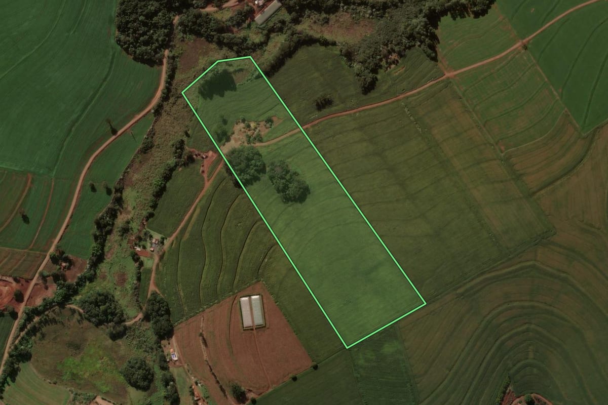 Imagem de satélite do imóvel rural em Cruzmaltina (PR), com o contorno declarado no CAR desenhado por cima.