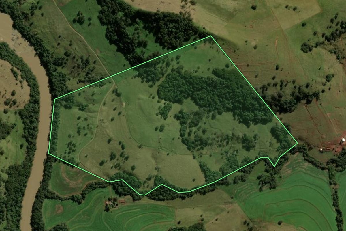 Imagem de satélite do imóvel rural em Cruzmaltina (PR), com o contorno declarado no CAR desenhado por cima.