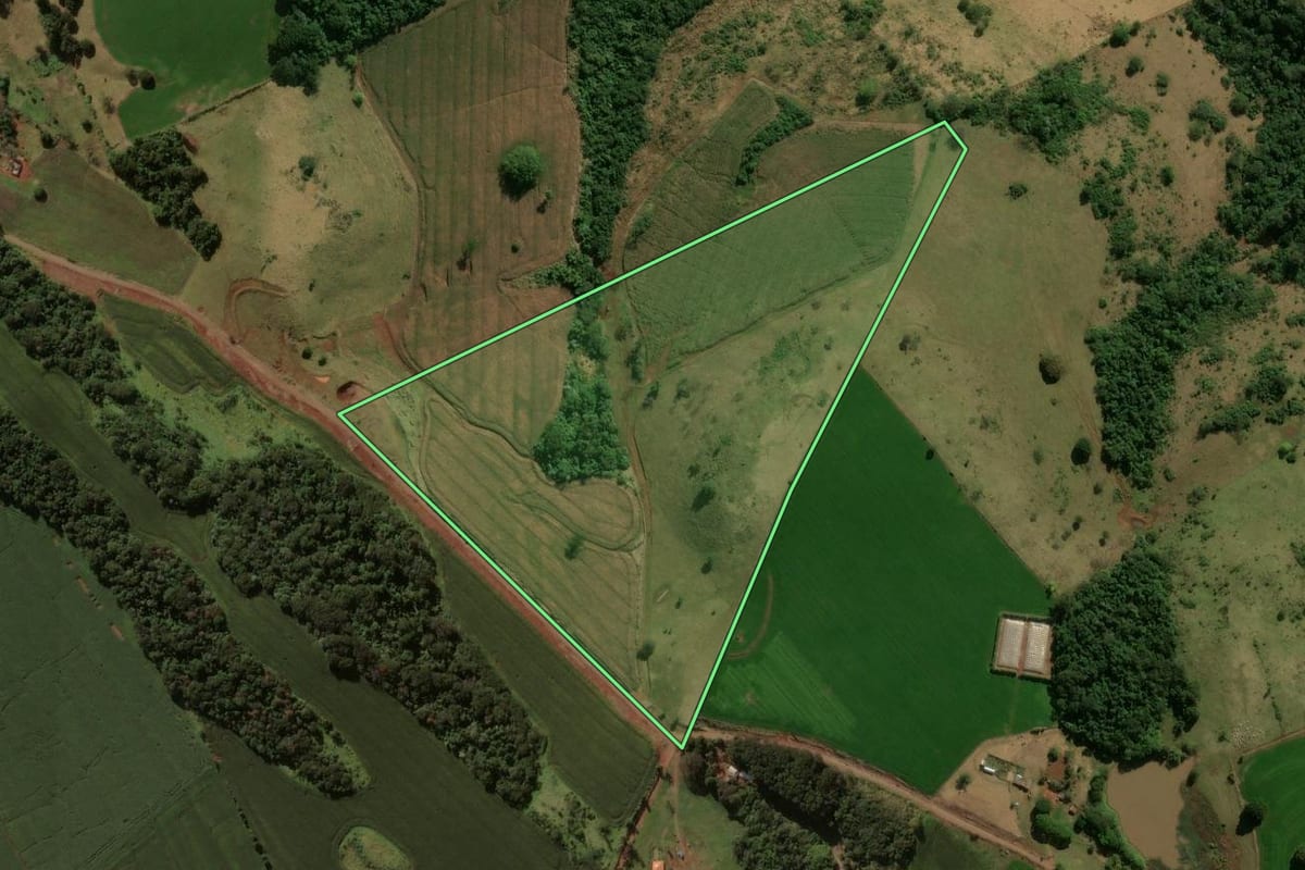 Imagem de satélite do imóvel rural em Cruzmaltina (PR), com o contorno declarado no CAR desenhado por cima.