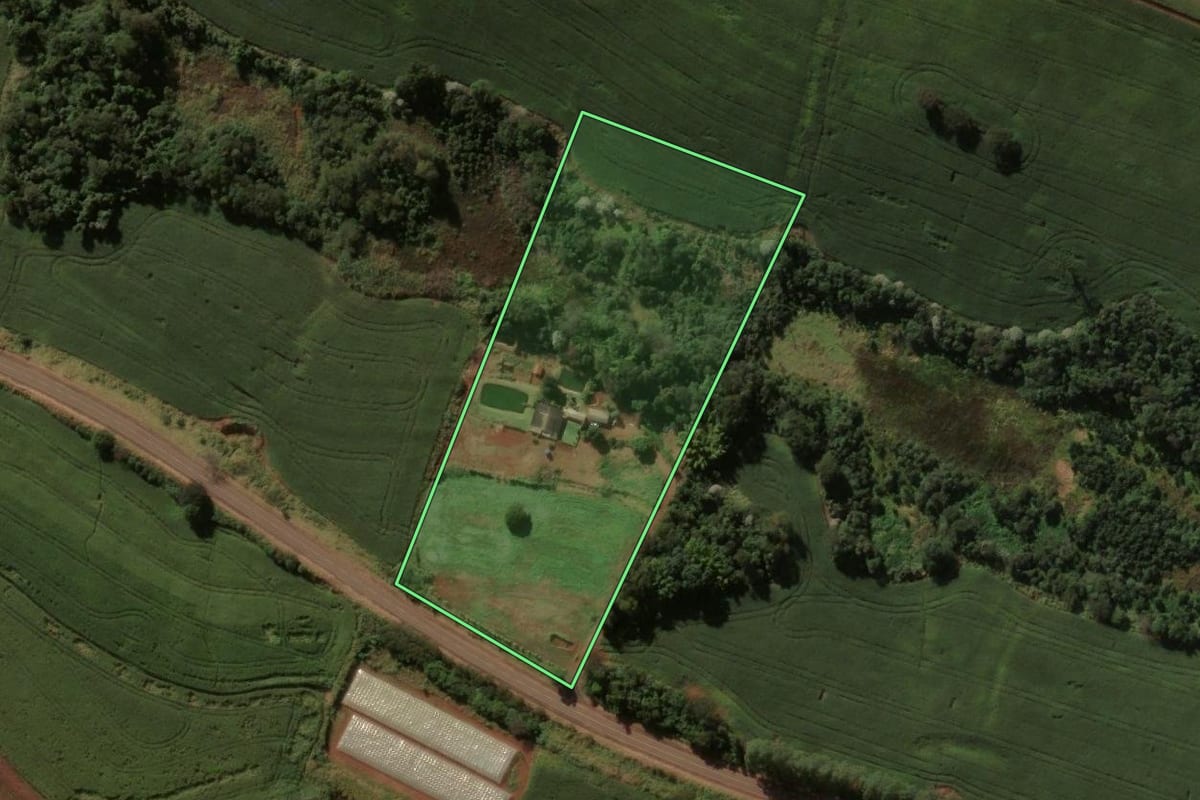 Imagem de satélite do imóvel rural em Cruzmaltina (PR), com o contorno declarado no CAR desenhado por cima.
