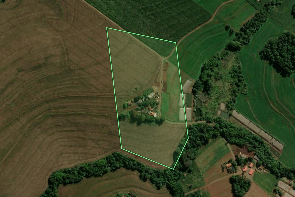 Imagem de satélite do imóvel rural em Cruzmaltina (PR), com o contorno declarado no CAR desenhado por cima.