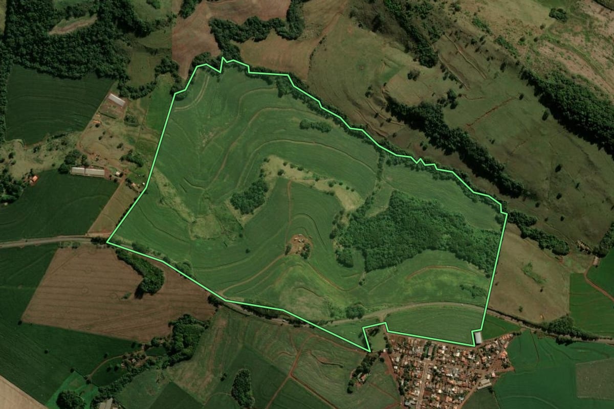 Imagem de satélite do imóvel rural em Cruzmaltina (PR), com o contorno declarado no CAR desenhado por cima.