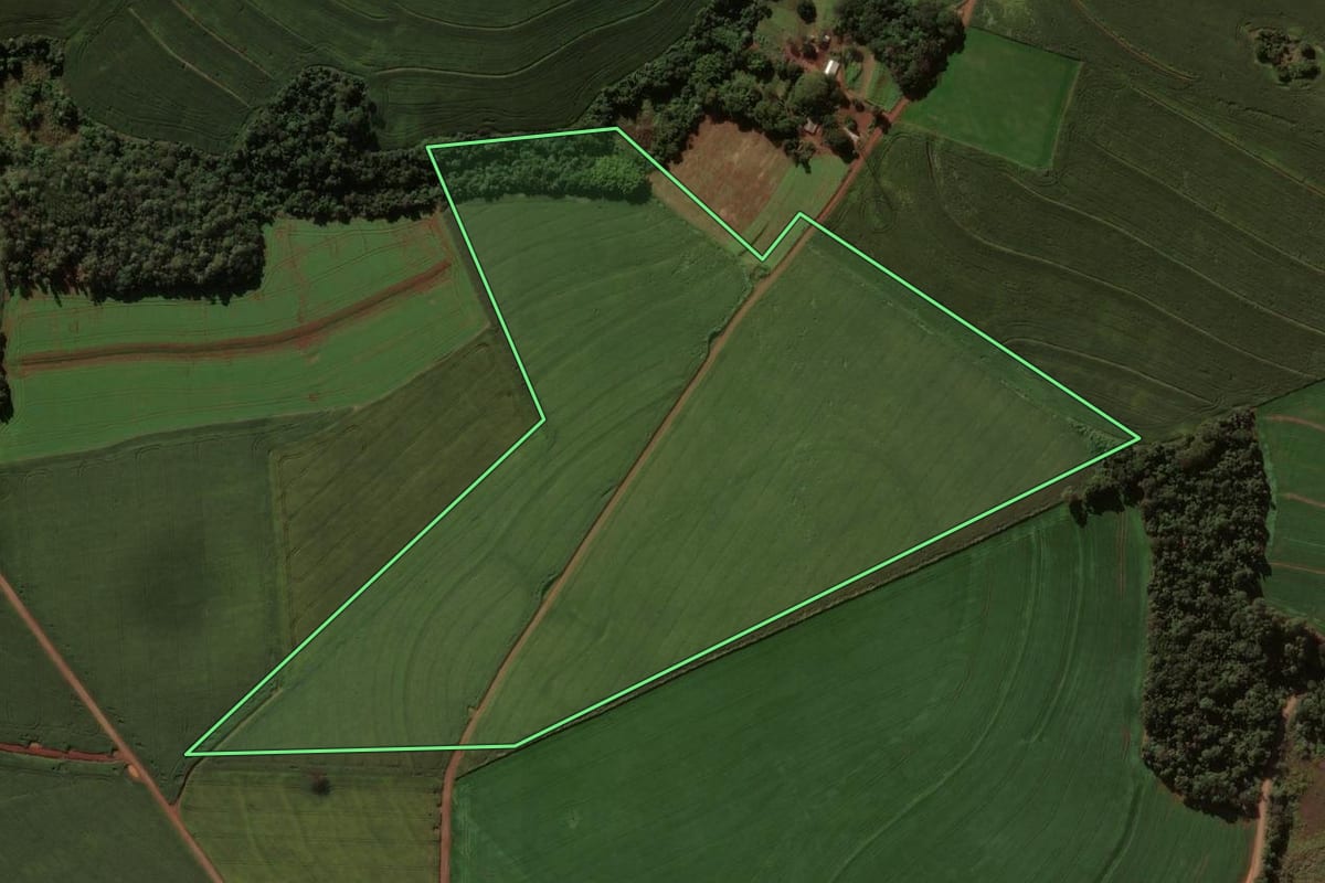 Imagem de satélite do imóvel rural em Cruzmaltina (PR), com o contorno declarado no CAR desenhado por cima.