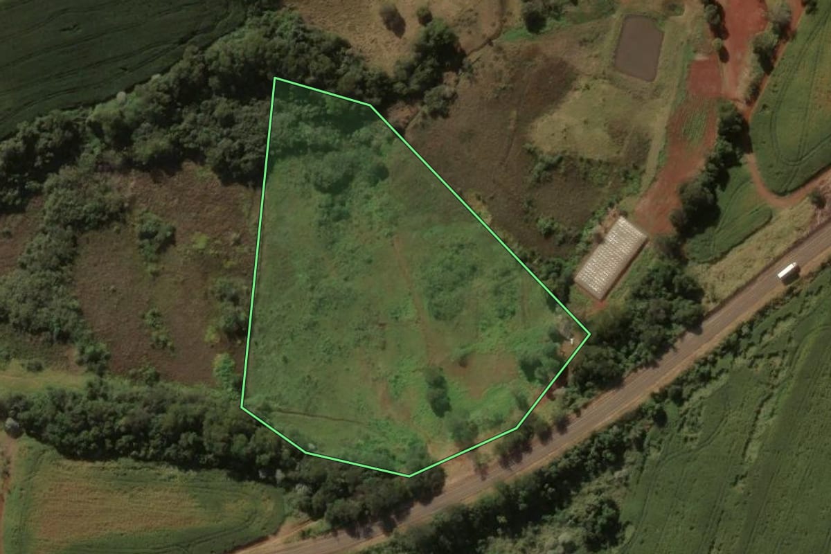 Imagem de satélite do imóvel rural em Cruzmaltina (PR), com o contorno declarado no CAR desenhado por cima.