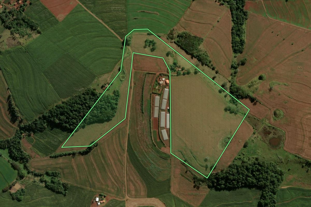 Imagem de satélite do imóvel rural em Cruzmaltina (PR), com o contorno declarado no CAR desenhado por cima.