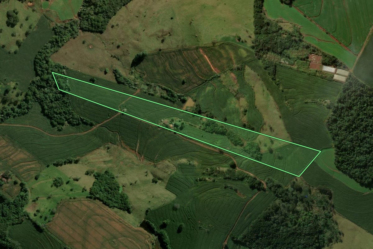 Imagem de satélite do imóvel rural em Cruzmaltina (PR), com o contorno declarado no CAR desenhado por cima.