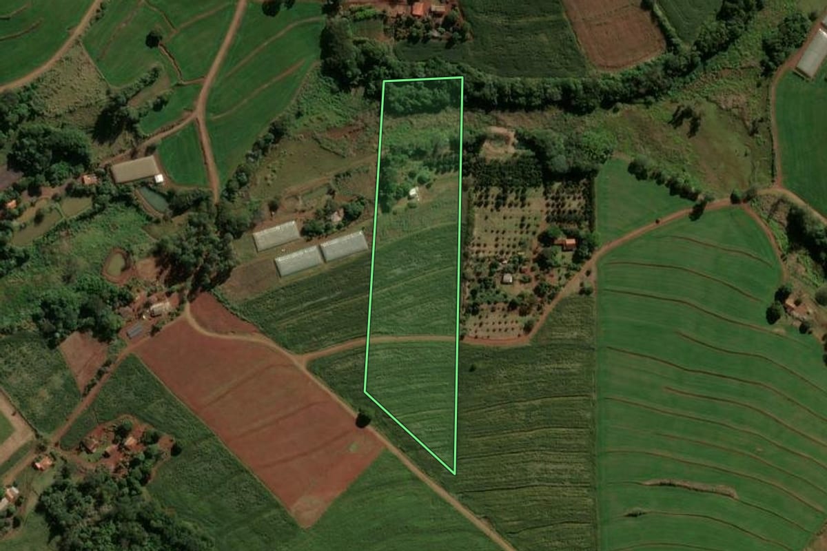 Imagem de satélite do imóvel rural em Cruzmaltina (PR), com o contorno declarado no CAR desenhado por cima.