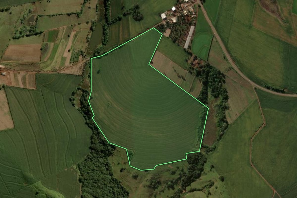 Imagem de satélite do imóvel rural em Cruzmaltina (PR), com o contorno declarado no CAR desenhado por cima.