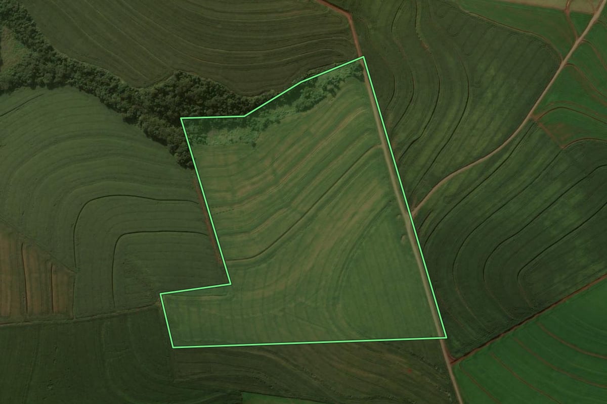 Imagem de satélite do imóvel rural em Cruzmaltina (PR), com o contorno declarado no CAR desenhado por cima.