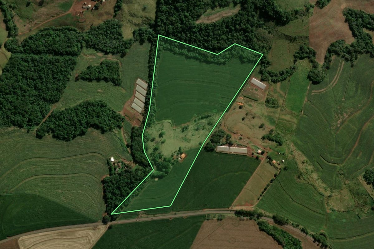 Imagem de satélite do imóvel rural em Cruzmaltina (PR), com o contorno declarado no CAR desenhado por cima.