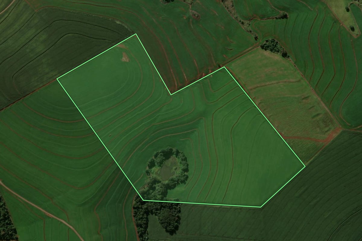 Imagem de satélite do imóvel rural em Cruzmaltina (PR), com o contorno declarado no CAR desenhado por cima.