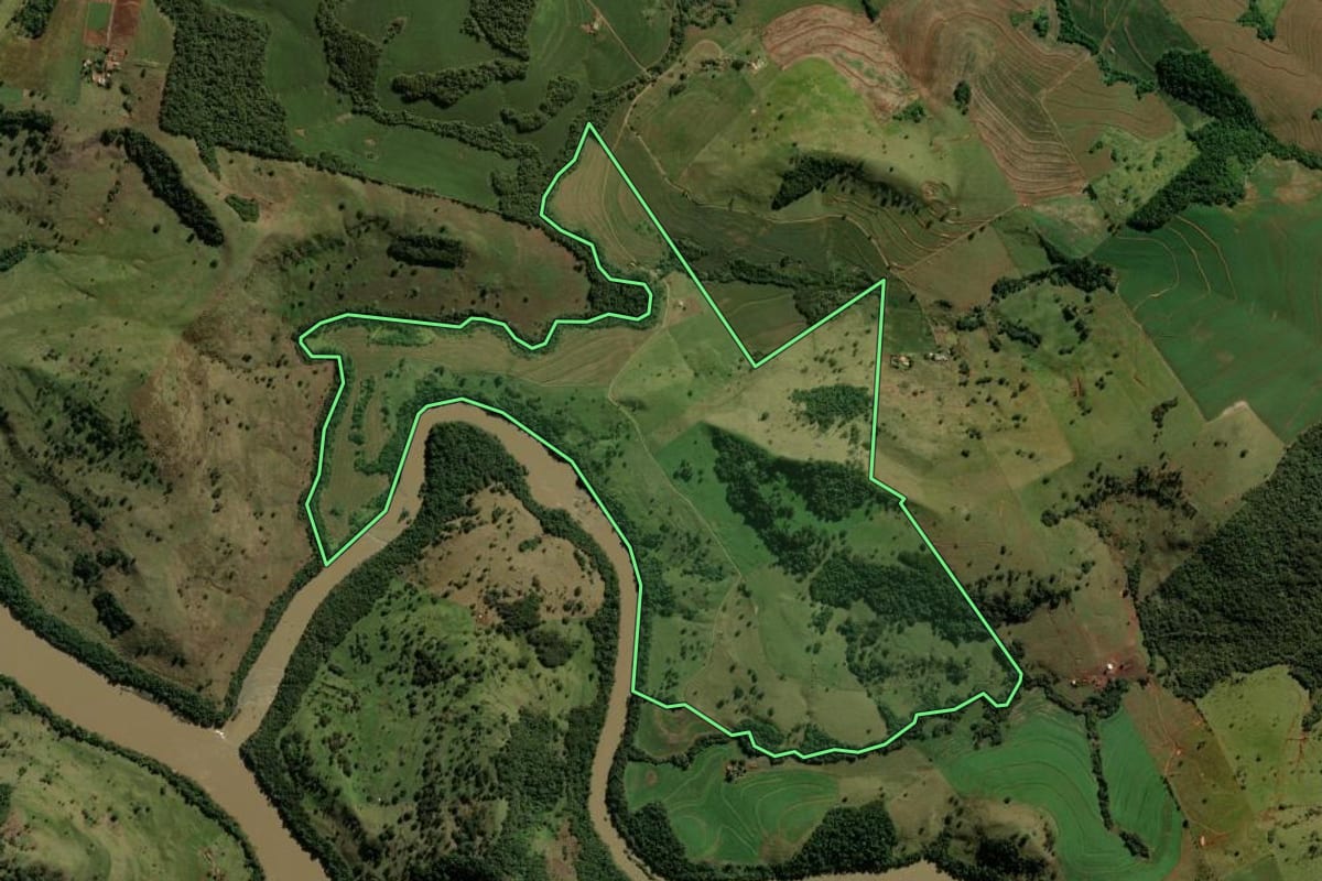 Imagem de satélite do imóvel rural em Cruzmaltina (PR), com o contorno declarado no CAR desenhado por cima.