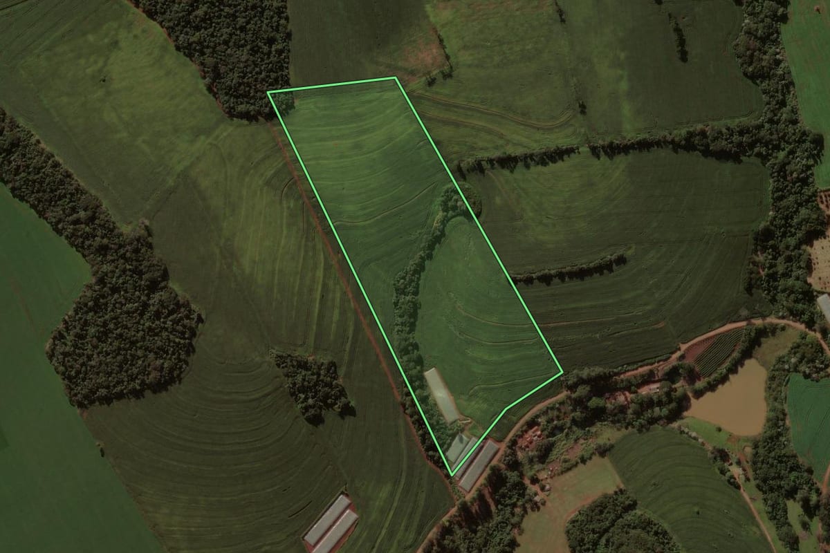 Imagem de satélite do imóvel rural em Cruzmaltina (PR), com o contorno declarado no CAR desenhado por cima.