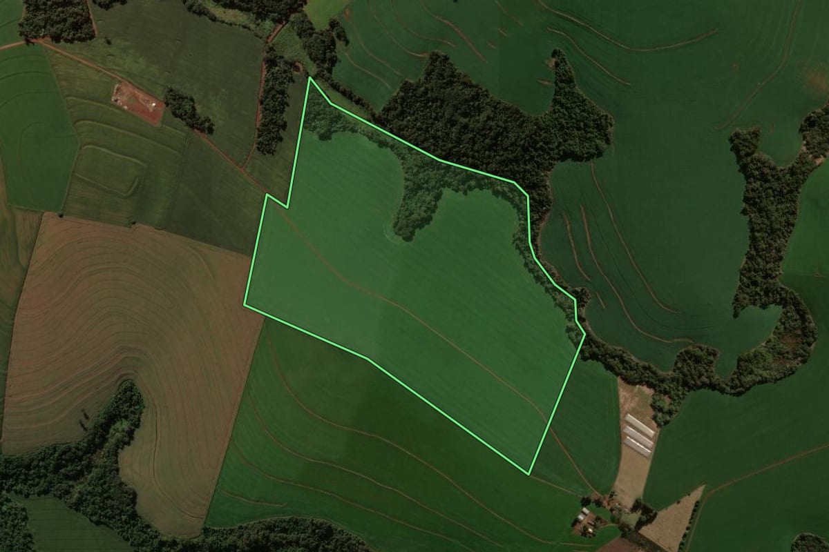 Imagem de satélite do imóvel rural em Cruzmaltina (PR), com o contorno declarado no CAR desenhado por cima.