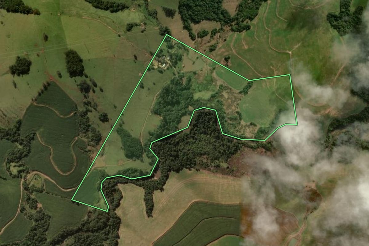 Imagem de satélite do imóvel rural em Cruzmaltina (PR), com o contorno declarado no CAR desenhado por cima.