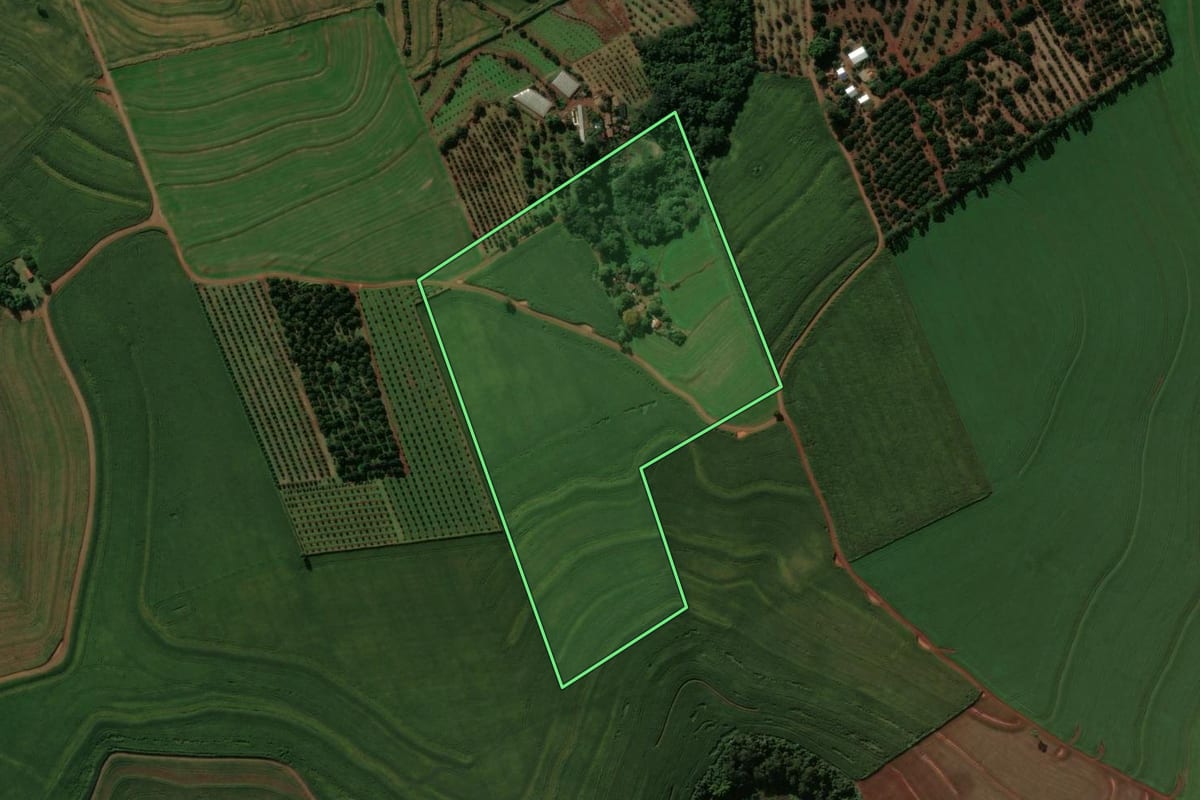Imagem de satélite do imóvel rural em Cruzmaltina (PR), com o contorno declarado no CAR desenhado por cima.