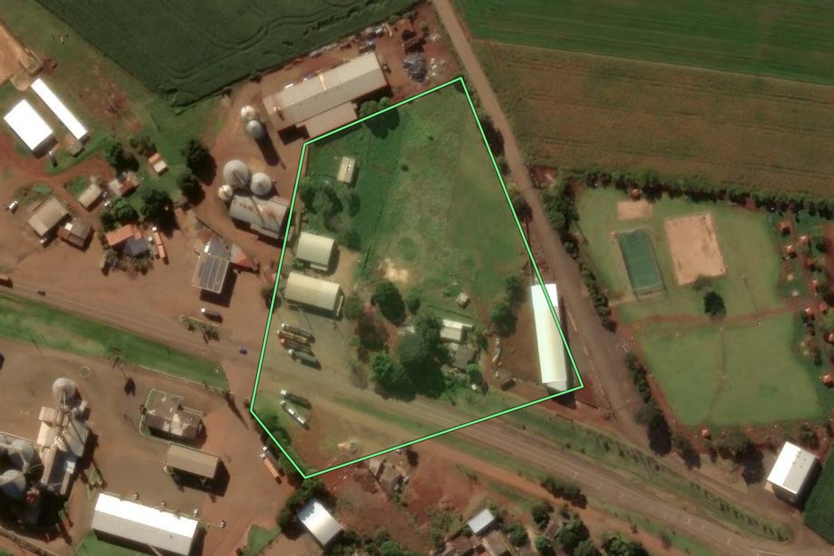 Imagem de satélite do imóvel rural em Cruzmaltina (PR), com o contorno declarado no CAR desenhado por cima.