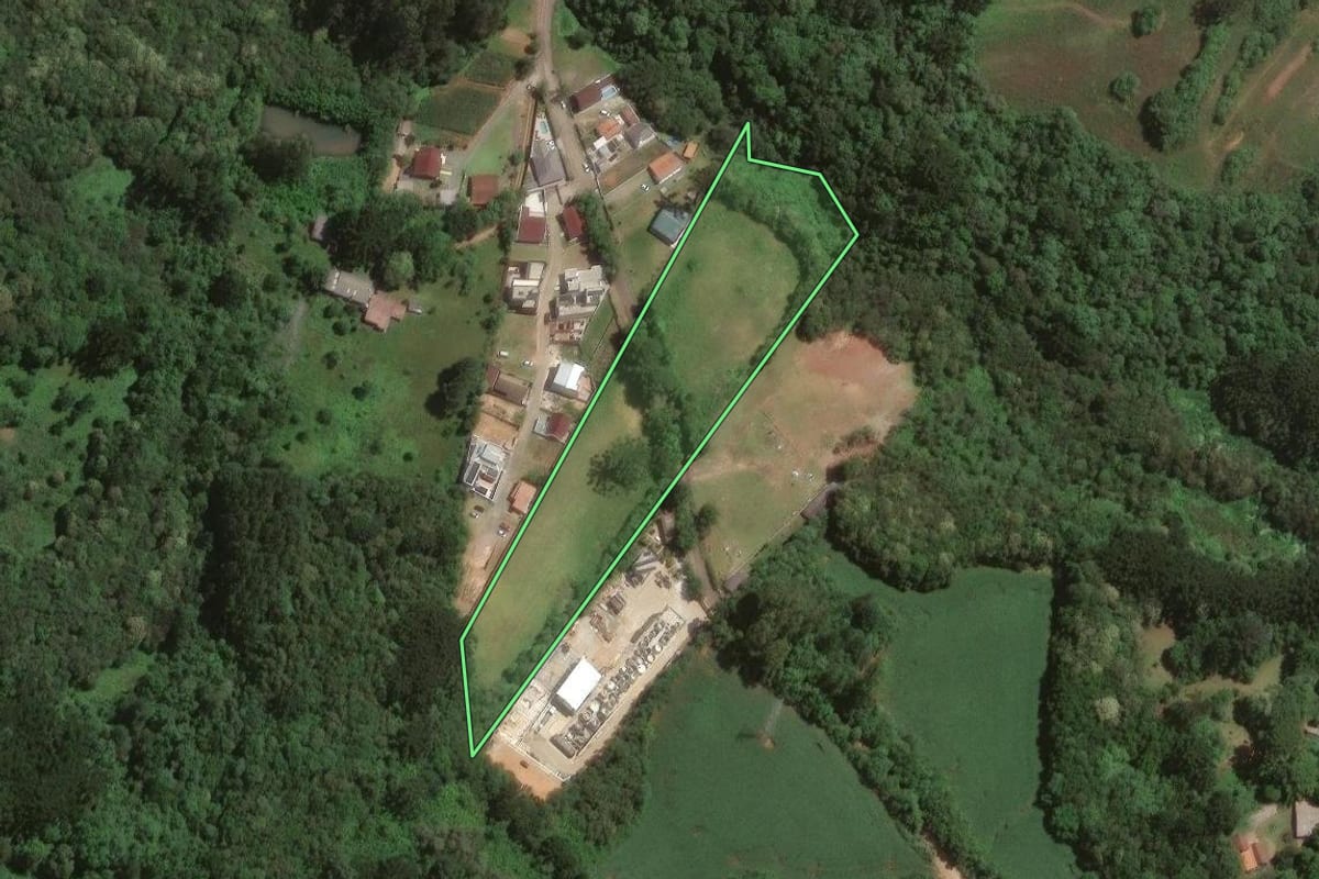 Imagem de satélite do imóvel rural em Curitiba (PR), com o contorno declarado no CAR desenhado por cima.