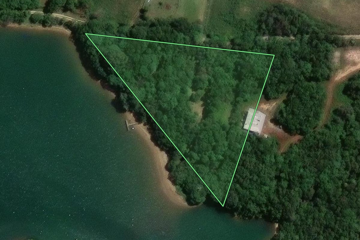 Imagem de satélite do imóvel rural em Curitiba (PR), com o contorno declarado no CAR desenhado por cima.