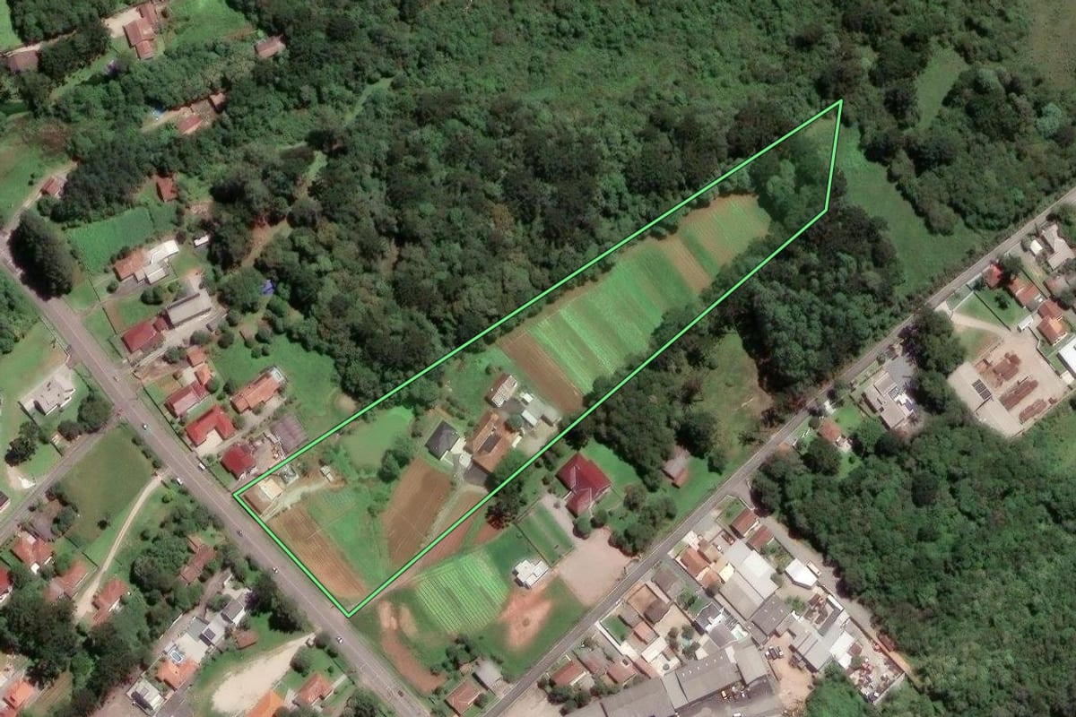 Imagem de satélite do imóvel rural em Curitiba (PR), com o contorno declarado no CAR desenhado por cima.