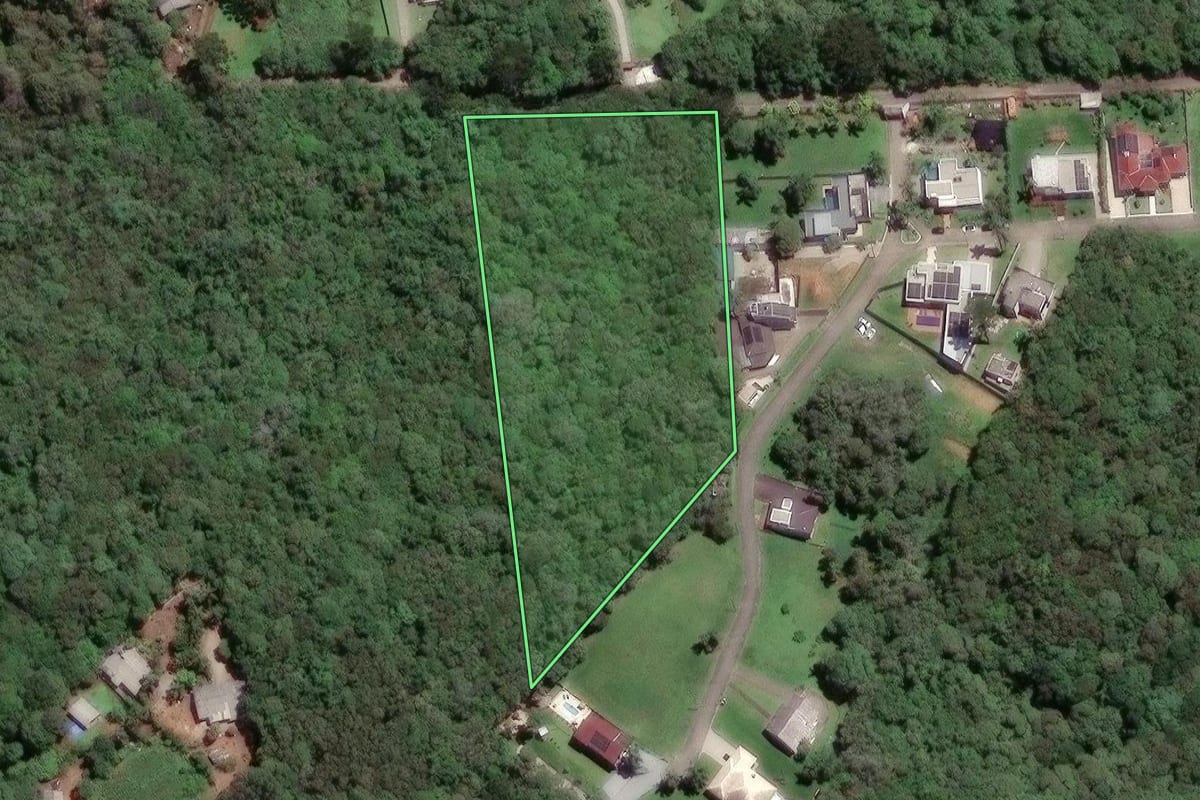 Imagem de satélite do imóvel rural em Curitiba (PR), com o contorno declarado no CAR desenhado por cima.