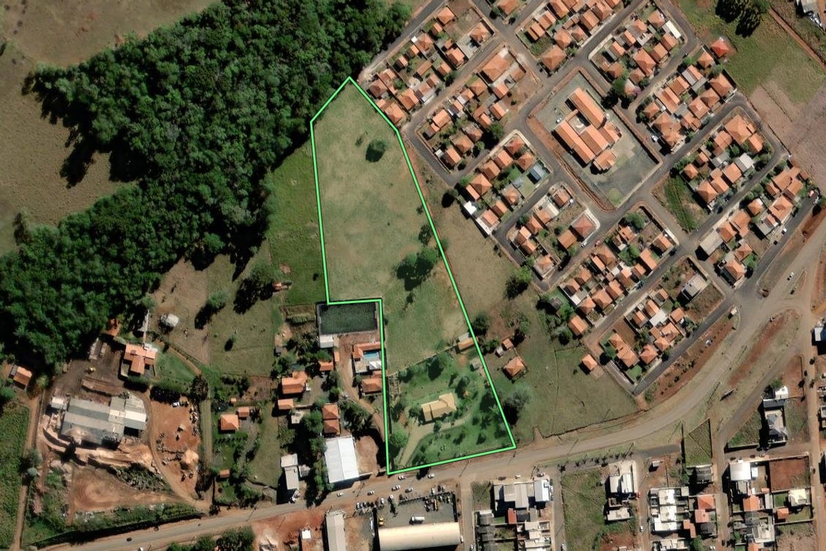 Imagem de satélite do imóvel rural em Curiúva (PR), com o contorno declarado no CAR desenhado por cima.