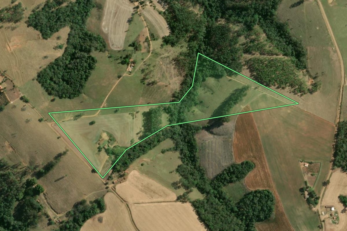 Imagem de satélite do imóvel rural em Curiúva (PR), com o contorno declarado no CAR desenhado por cima.