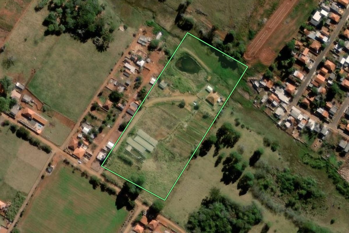 Imagem de satélite do imóvel rural em Curiúva (PR), com o contorno declarado no CAR desenhado por cima.