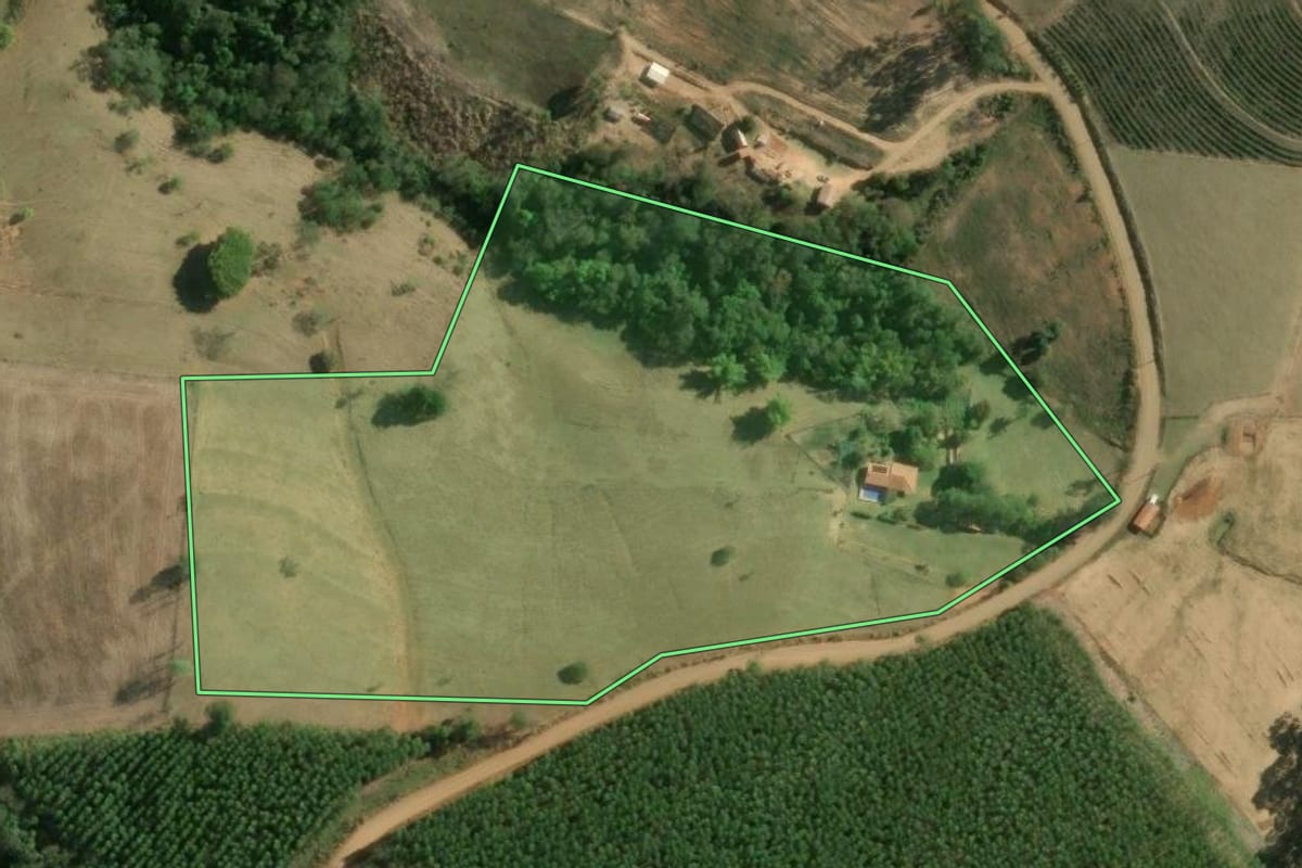 Imagem de satélite do imóvel rural em Curiúva (PR), com o contorno declarado no CAR desenhado por cima.