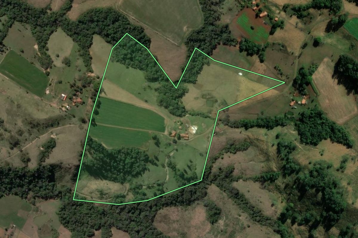 Imagem de satélite do imóvel rural em Curiúva (PR), com o contorno declarado no CAR desenhado por cima.