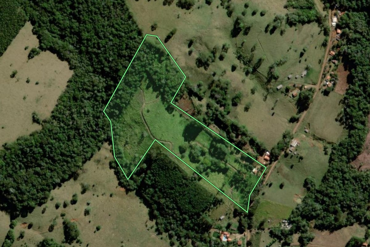 Imagem de satélite do imóvel rural em Curiúva (PR), com o contorno declarado no CAR desenhado por cima.