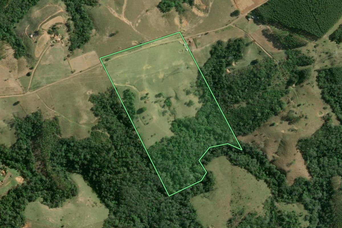 Imagem de satélite do imóvel rural em Curiúva (PR), com o contorno declarado no CAR desenhado por cima.
