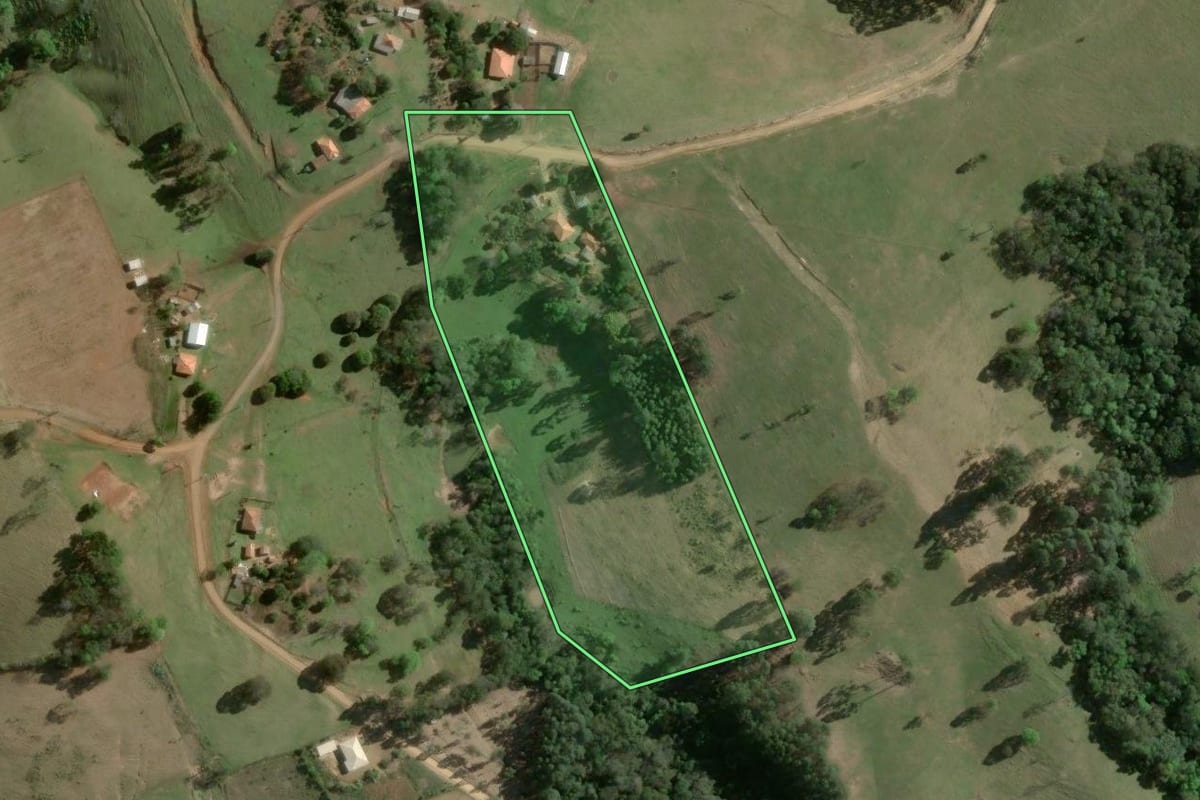 Imagem de satélite do imóvel rural em Curiúva (PR), com o contorno declarado no CAR desenhado por cima.