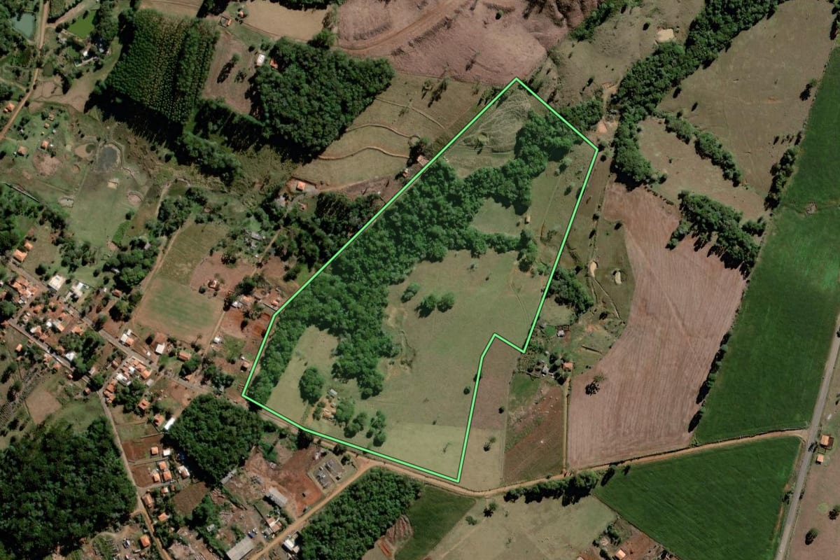 Imagem de satélite do imóvel rural em Curiúva (PR), com o contorno declarado no CAR desenhado por cima.