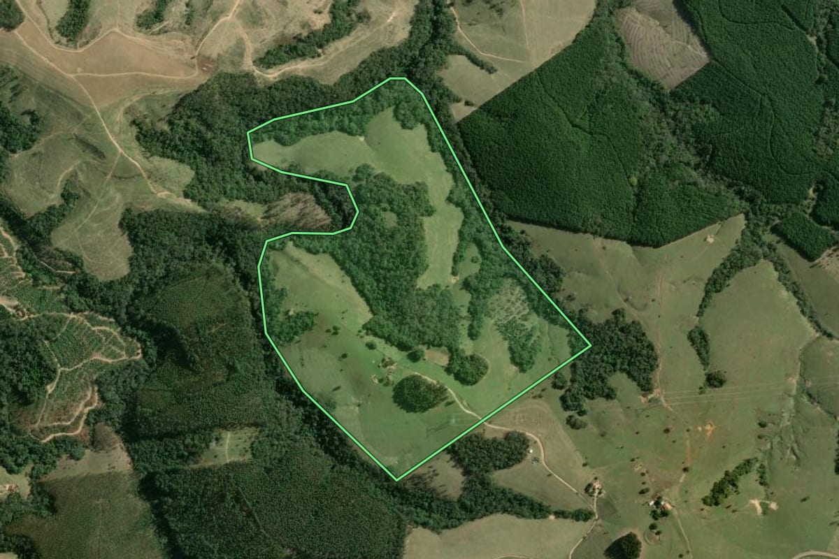 Imagem de satélite do imóvel rural em Curiúva (PR), com o contorno declarado no CAR desenhado por cima.