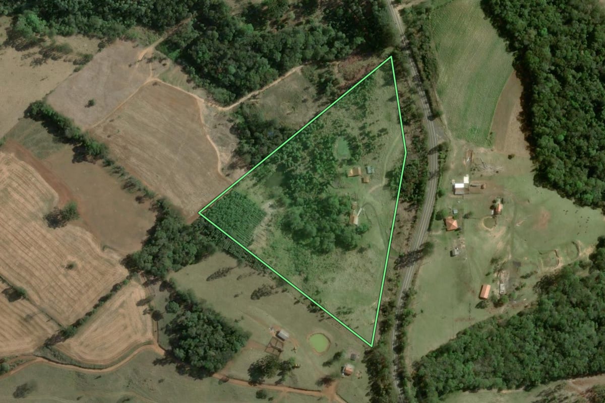 Imagem de satélite do imóvel rural em Curiúva (PR), com o contorno declarado no CAR desenhado por cima.