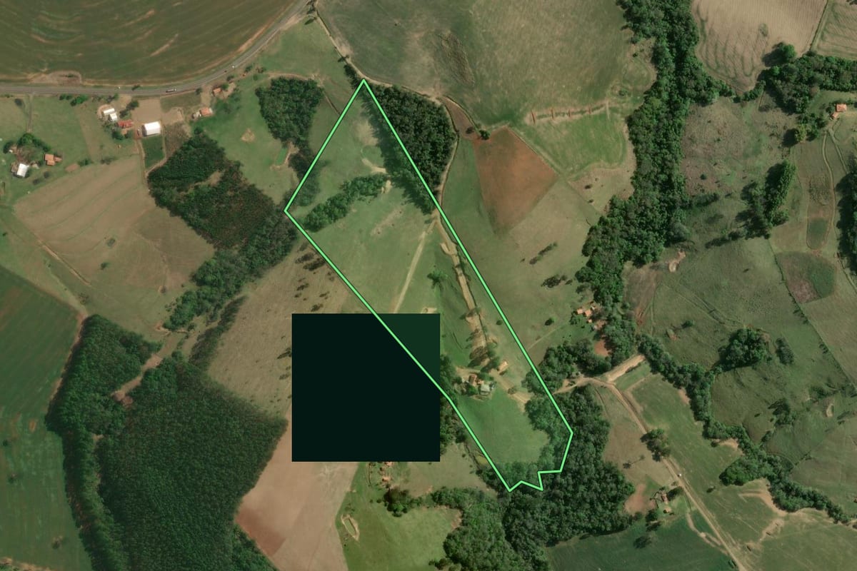 Imagem de satélite do imóvel rural em Curiúva (PR), com o contorno declarado no CAR desenhado por cima.