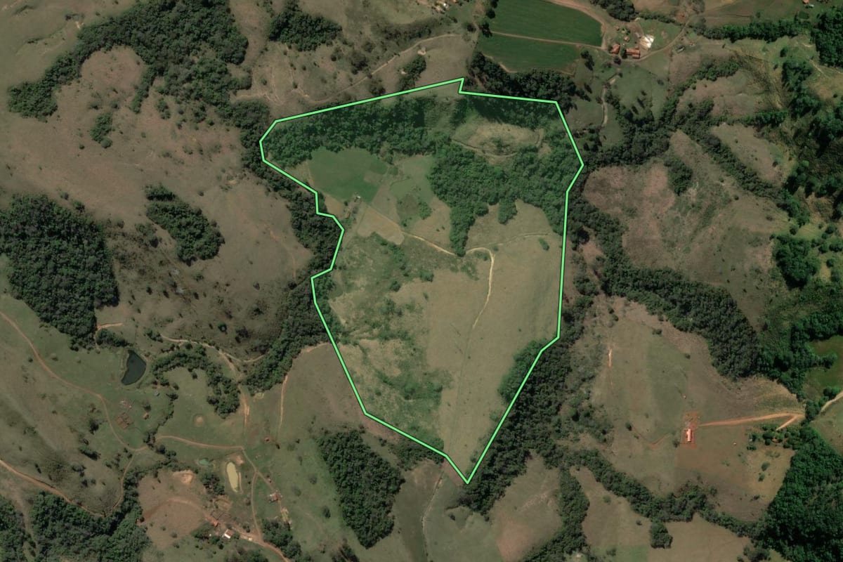 Imagem de satélite do imóvel rural em Curiúva (PR), com o contorno declarado no CAR desenhado por cima.