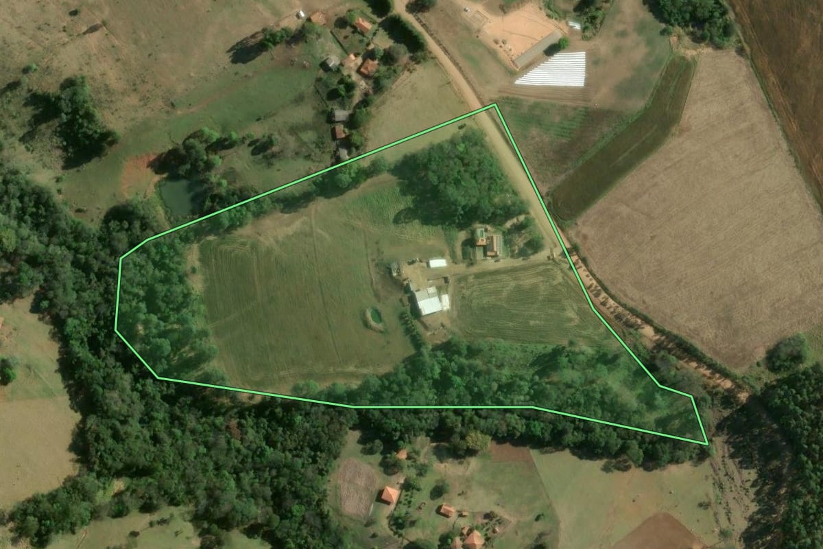 Imagem de satélite do imóvel rural em Curiúva (PR), com o contorno declarado no CAR desenhado por cima.