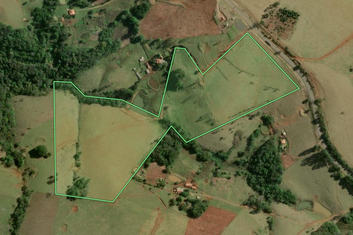 Imagem de satélite do imóvel rural em Curiúva (PR), com o contorno declarado no CAR desenhado por cima.