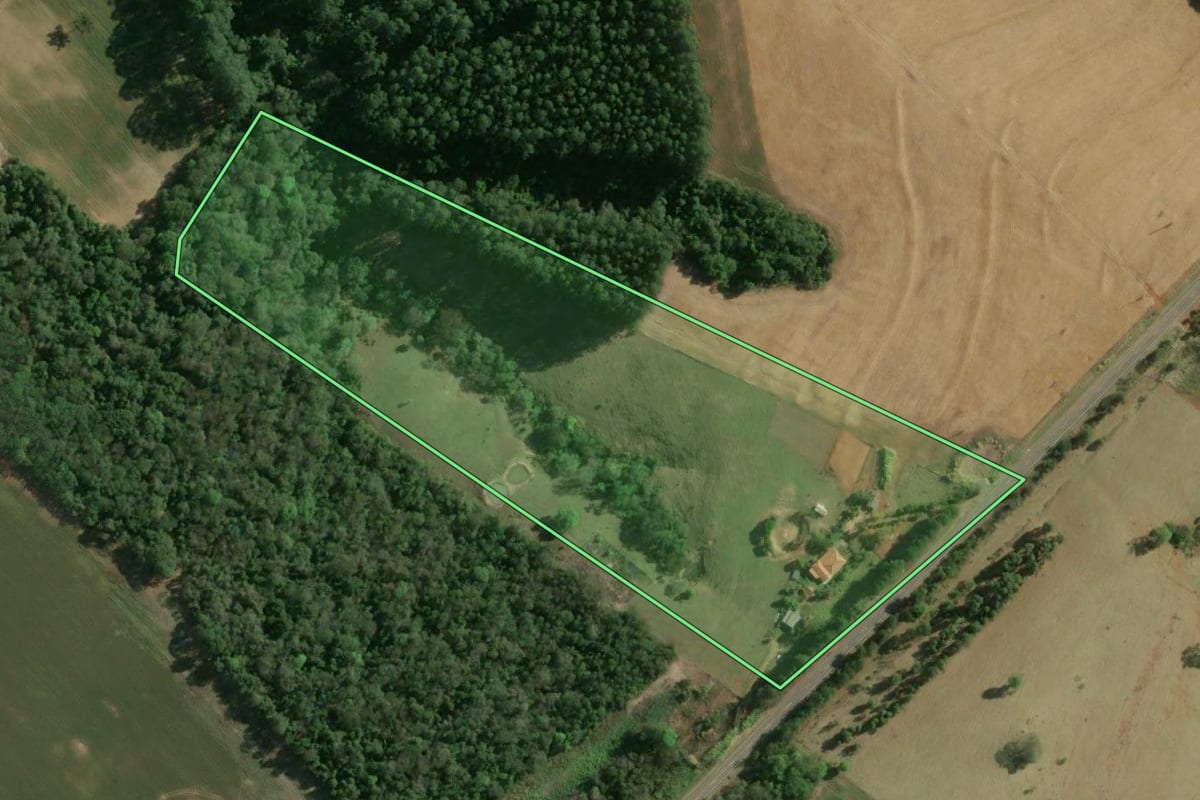 Imagem de satélite do imóvel rural em Curiúva (PR), com o contorno declarado no CAR desenhado por cima.