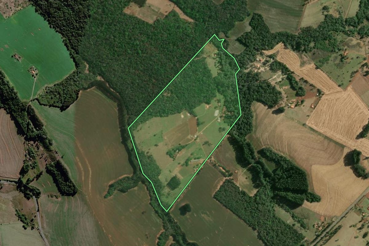 Imagem de satélite do imóvel rural em Curiúva (PR), com o contorno declarado no CAR desenhado por cima.