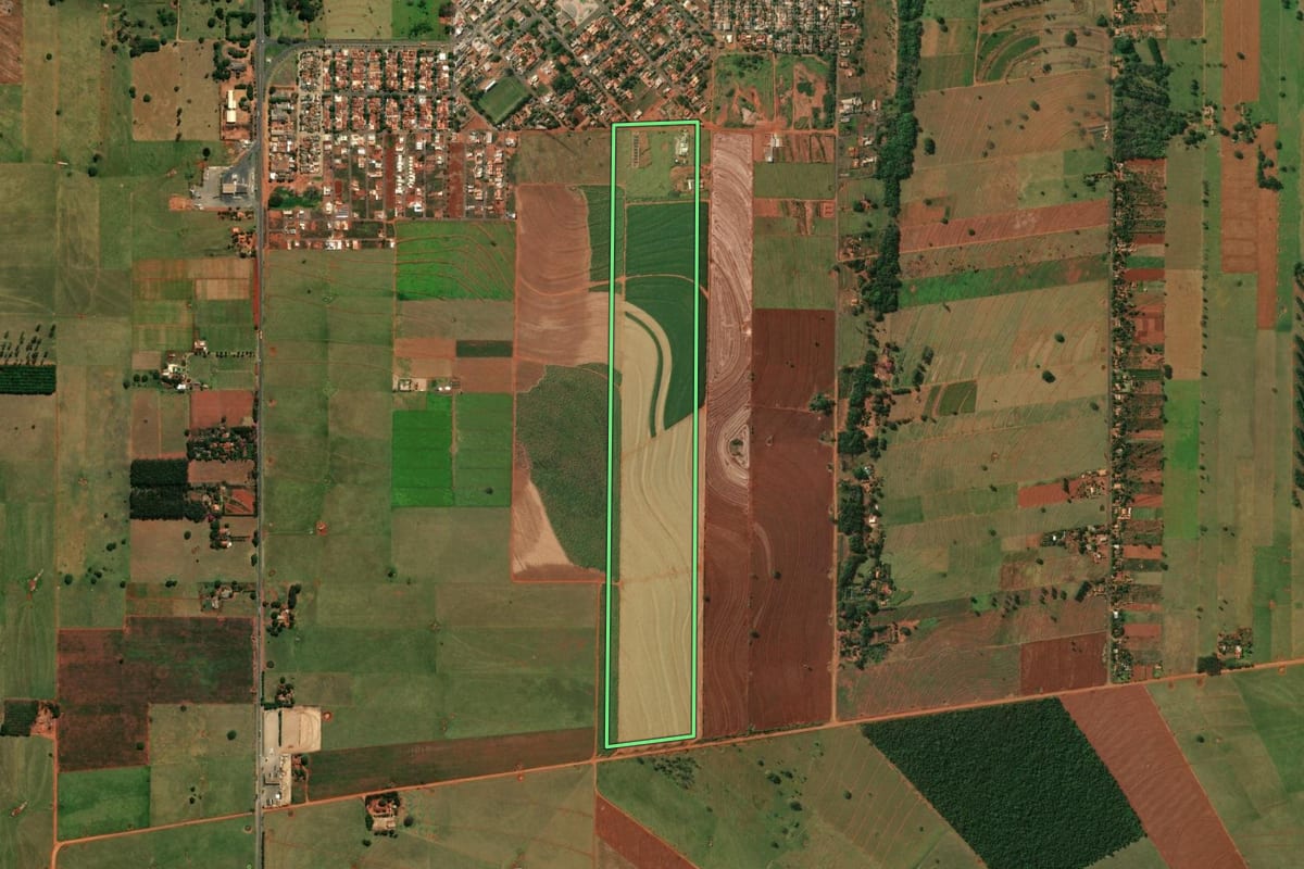 Imagem de satélite do imóvel rural em Diamante do Norte (PR), com o contorno declarado no CAR desenhado por cima.