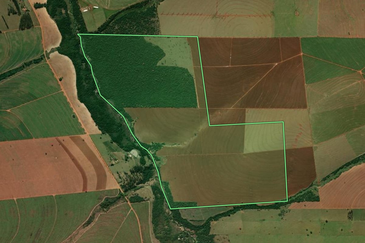 Imagem de satélite do imóvel rural em Diamante do Norte (PR), com o contorno declarado no CAR desenhado por cima.