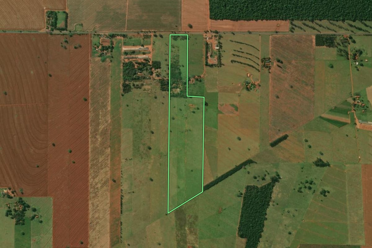 Imagem de satélite do imóvel rural em Diamante do Norte (PR), com o contorno declarado no CAR desenhado por cima.