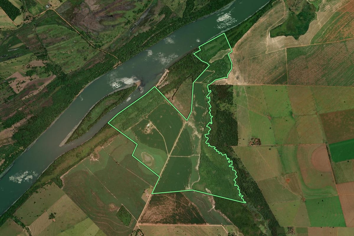 Imagem de satélite do imóvel rural em Diamante do Norte (PR), com o contorno declarado no CAR desenhado por cima.