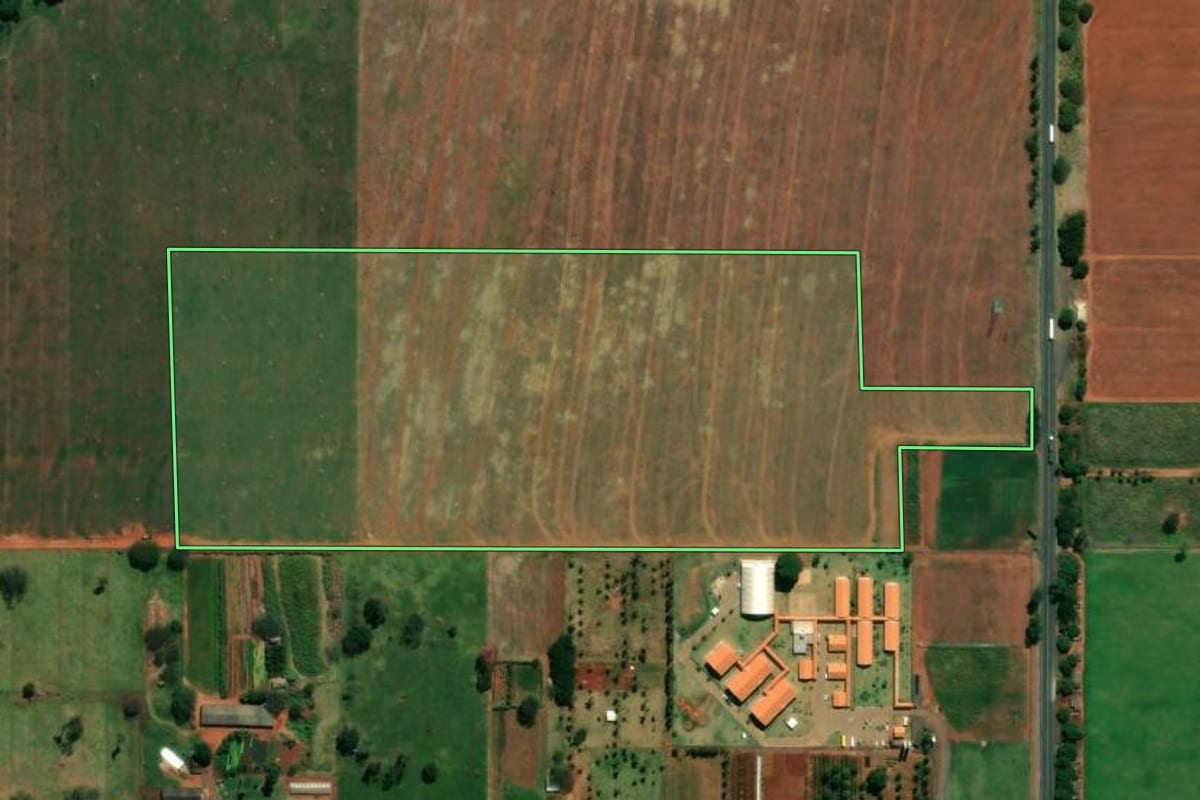 Imagem de satélite do imóvel rural em Diamante do Norte (PR), com o contorno declarado no CAR desenhado por cima.